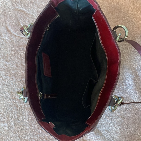 🎀 AUTH COACH BURGUNDY PATENT LEATHER SHOULDER TOTE BAG GREAT CONDITION 💛 - Picture 4 of 7